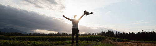 Personne contente levant les bras