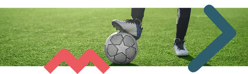 Pied et jambes de footballeur avec un ballon sur le terrain